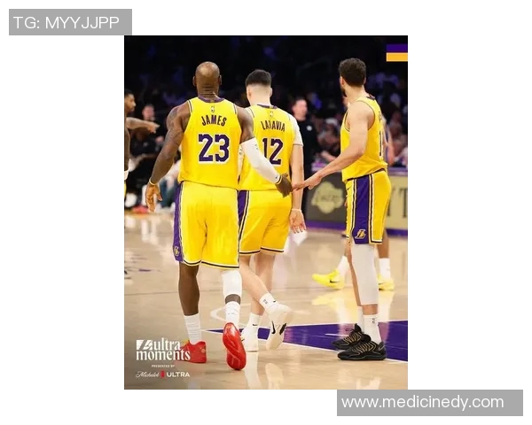 詹姆斯拿下关键三分，领导湖人逆转击败勇士，取得赛季首胜